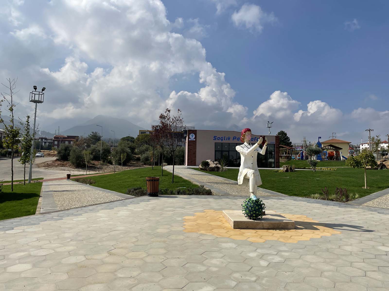 AK Parti'yi eleştirmek isteyen İYİ Partili İbrahim Özkan baltayı taşa vurdu! Heykelleri CHP'li belediyenin yaptığını fark etti, paylaşımı sildi 