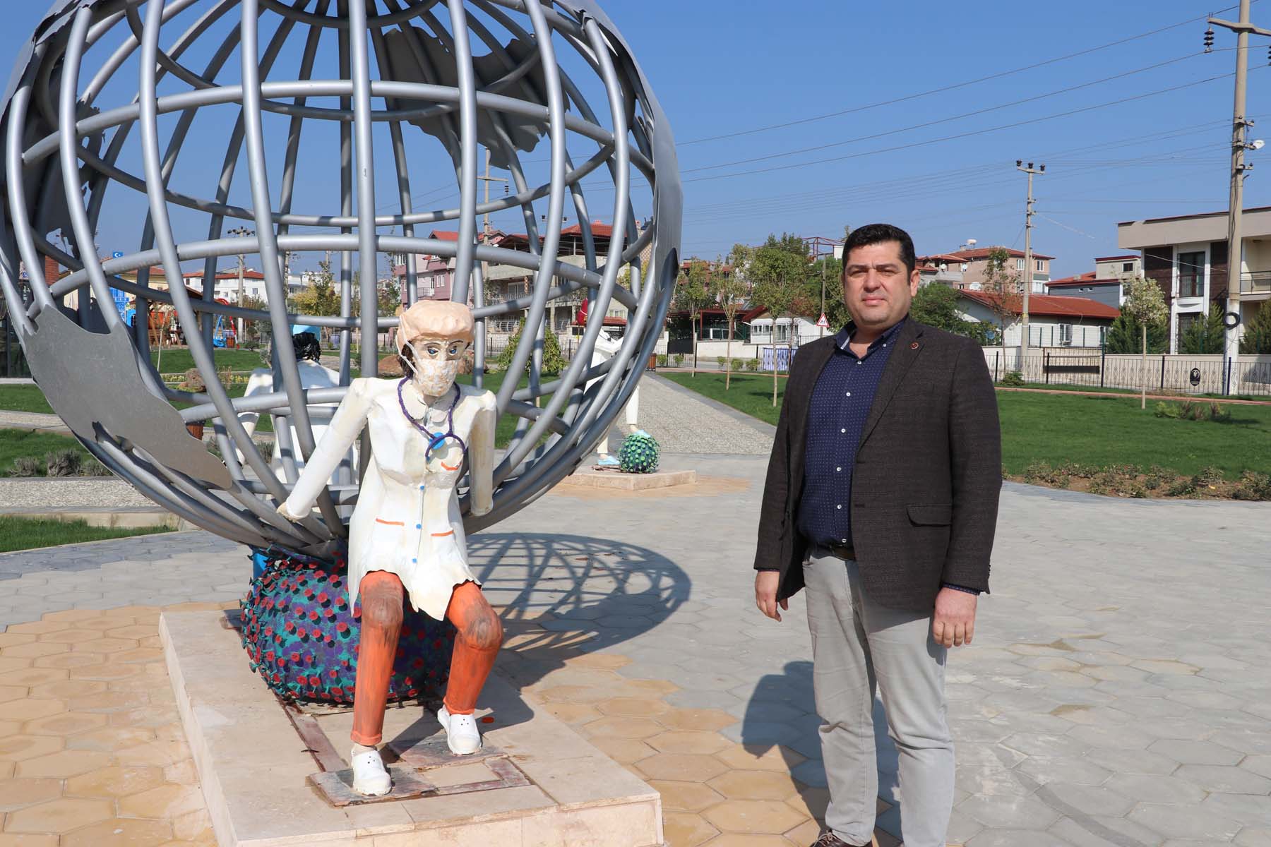 AK Parti'yi eleştirmek isteyen İYİ Partili İbrahim Özkan baltayı taşa vurdu! Heykelleri CHP'li belediyenin yaptığını fark etti, paylaşımı sildi 