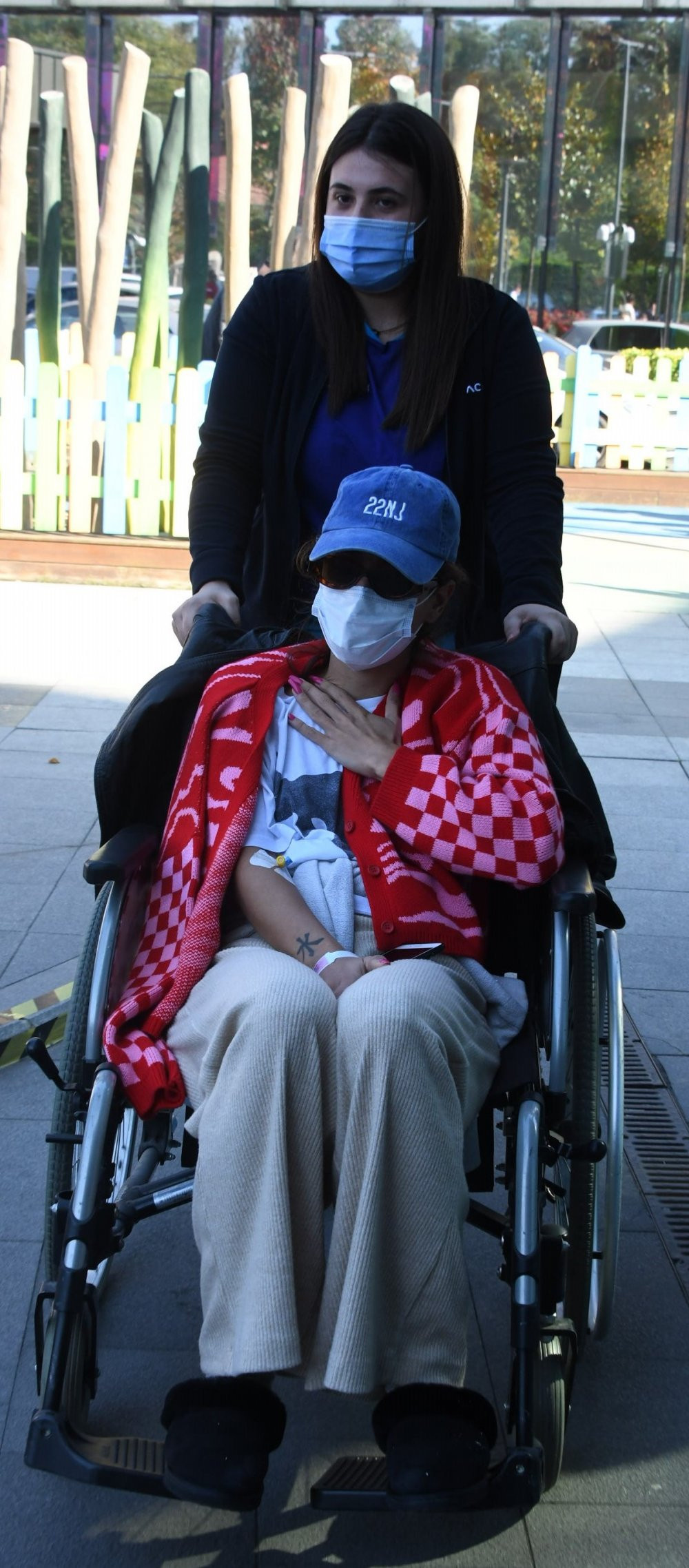 Bestemsu Özdemir'den kötü haber! Apar topar hastaneye kaldırıldı! Tekerlekli sandalyede görüntülenen oyuncu korkuttu!