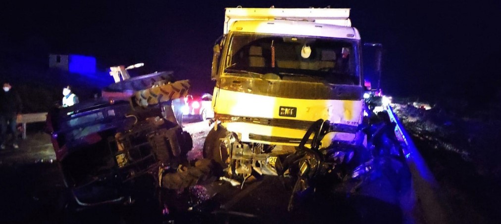 Burdur'da katliam gibi kaza! 1'i çocuk olmak üzere çok sayıda ölü ve yaralı var!