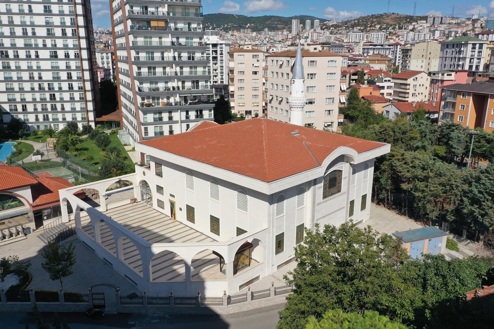 Pendik Belediyesi ve hayırseverlerin desteğiyle yapılan Uluçınar Cami’si ibadete açıldı