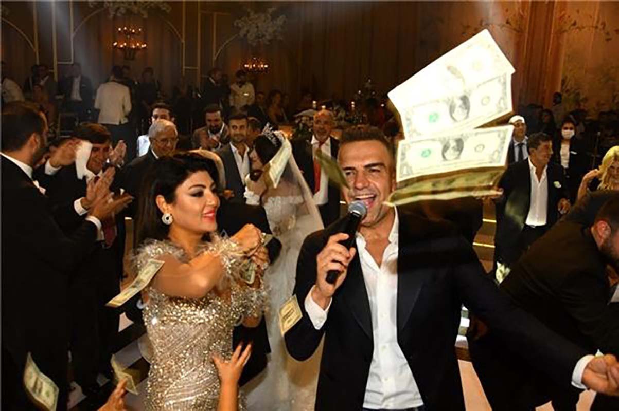 Berdan Mardini'nin başından aşağı dolarlar yağdı! Dolar kurundan haberiniz yok herhalde