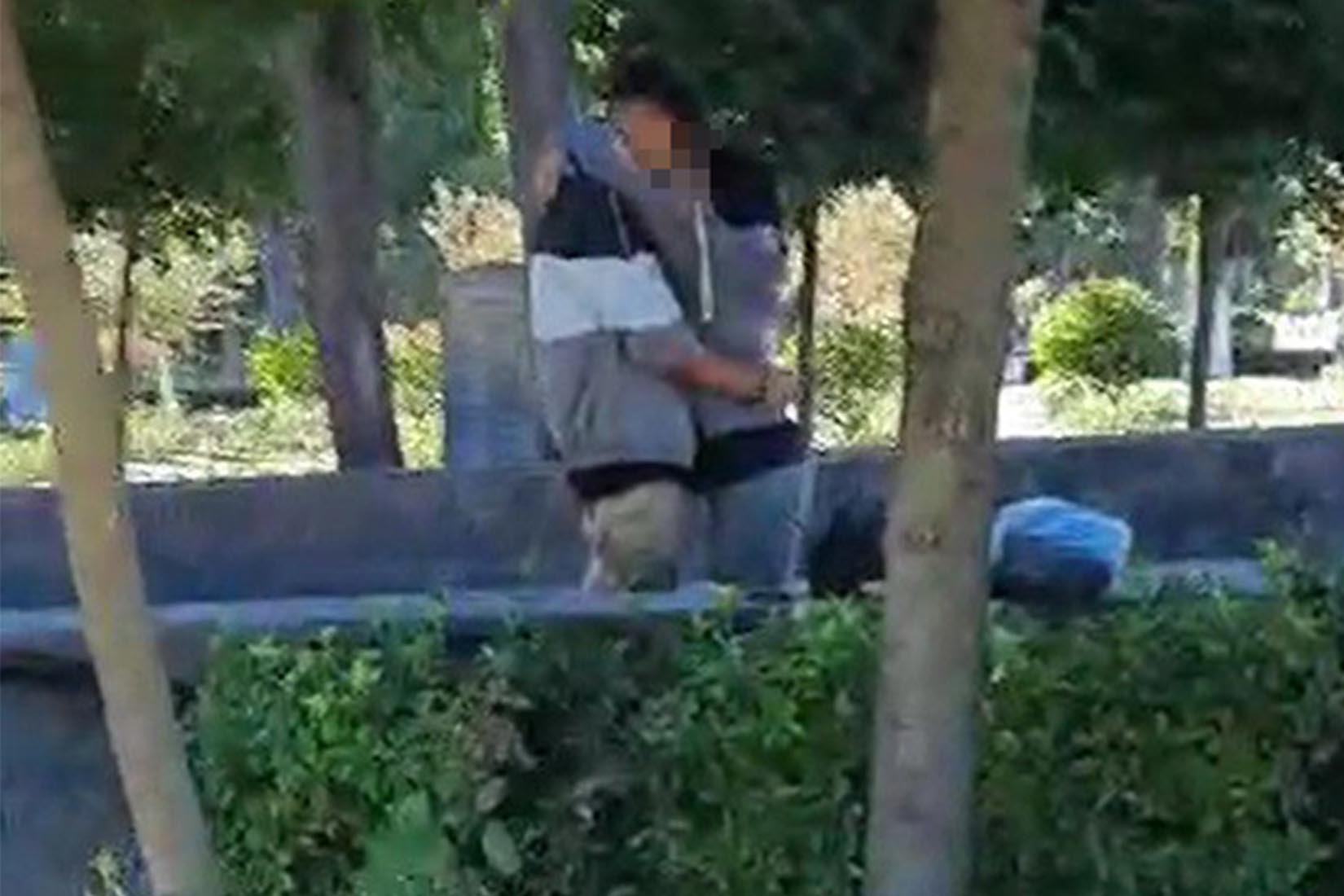 Edirnekapı Şehitliği'nde büyük saygısızlık! Çevredeki insanlara bile aldırış etmediler!