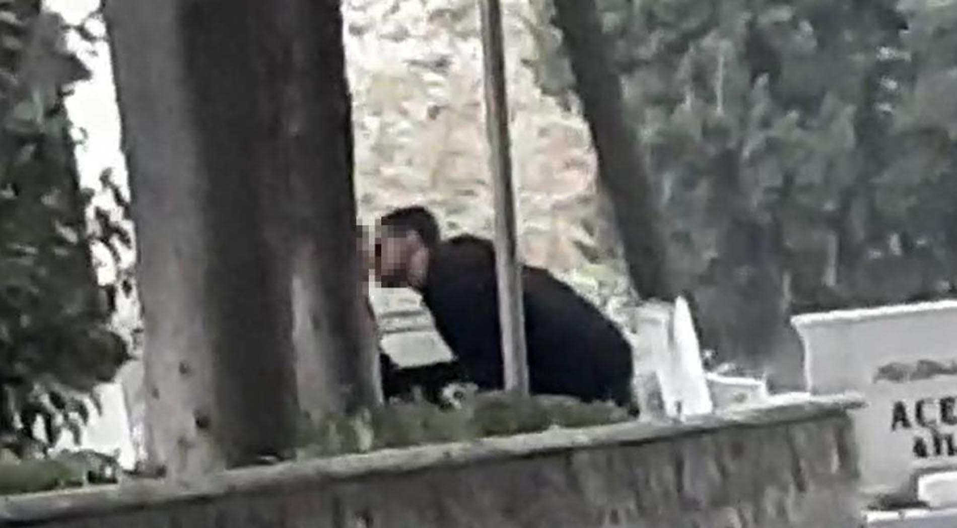 Edirnekapı Şehitliği'nde büyük saygısızlık! Çevredeki insanlara bile aldırış etmediler!