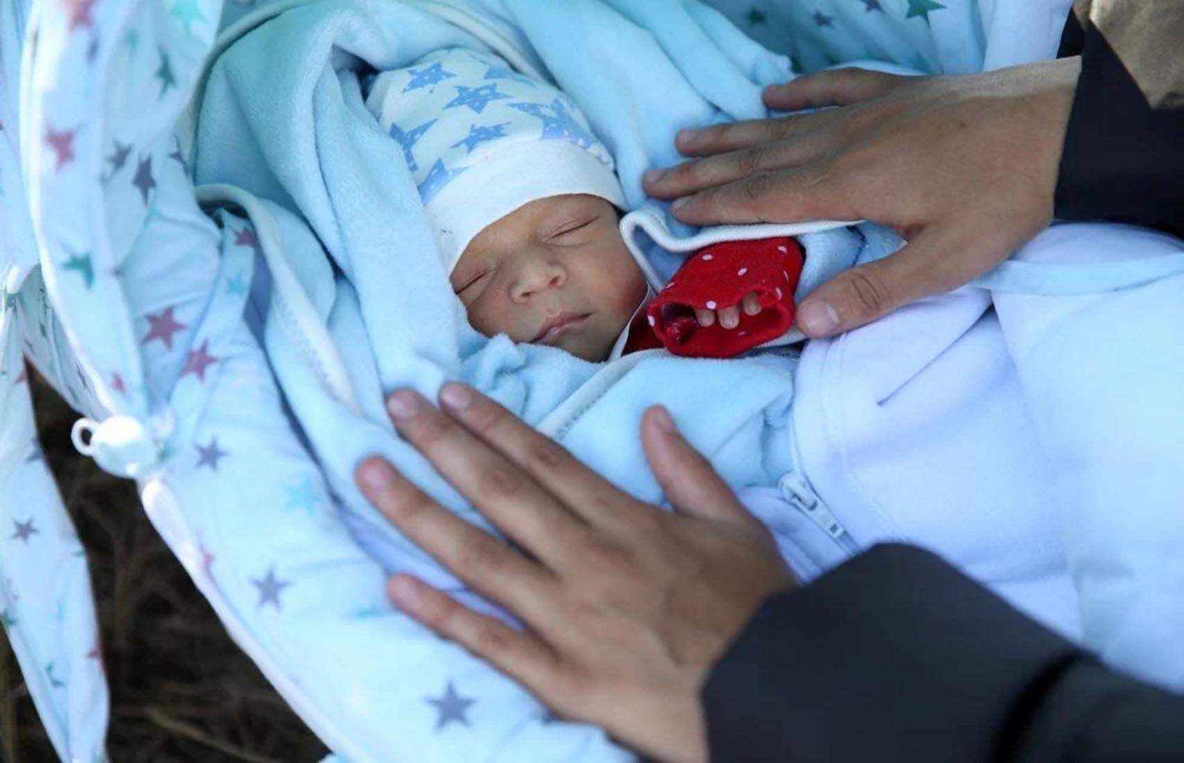 Afganistan'da insanlık krizi! 500 dolara bebeklerini sattılar! Bebeğin annesi: Diğer çocuklarım açlıktan ölüyordu, biz de kızımı satmak zorunda kaldık