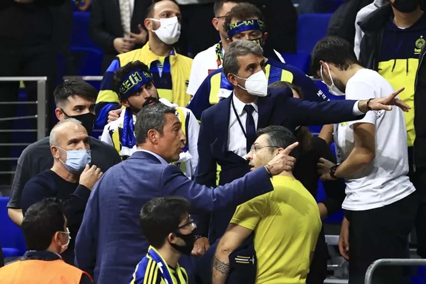 Ali Koç ile Fenerbahçe taraftarı arasındaki gerginlik sürüyor | Bu kez basketbol taraftarın üzerine yürüdü!