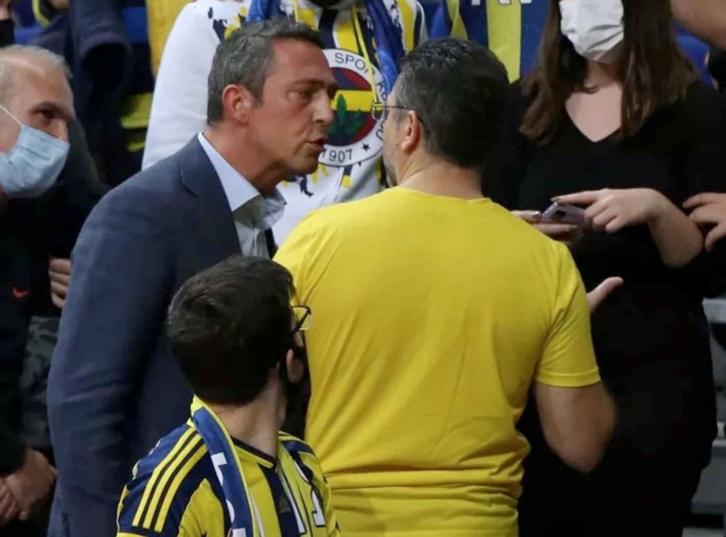 Ali Koç ile Fenerbahçe taraftarı arasındaki gerginlik sürüyor | Bu kez basketbol taraftarın üzerine yürüdü!