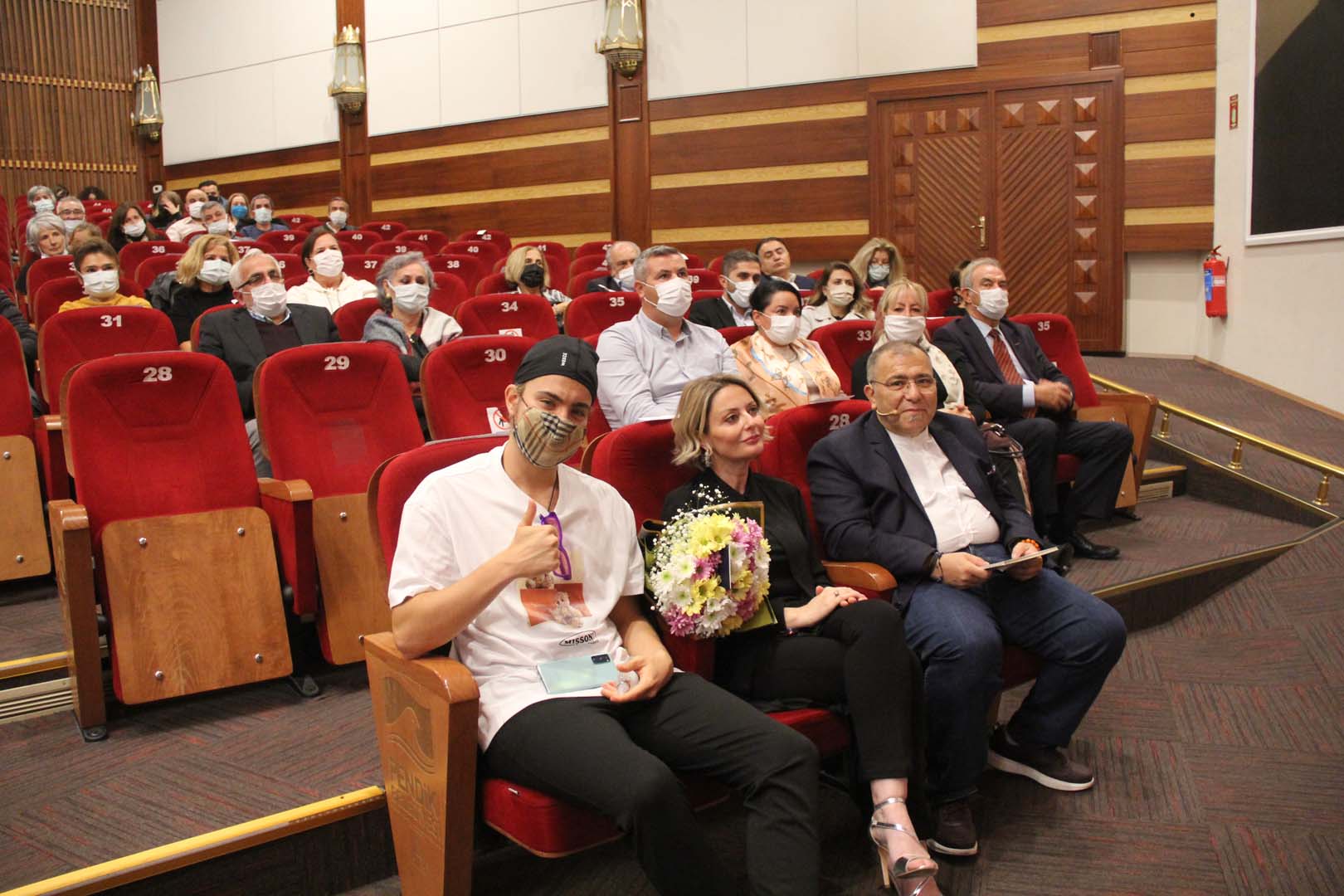 Profesör Turgut Göksoy pandemide hem şifa dağıttı, hem de şair oldu! Yazdığı şarkı sözleri yüreklere dokundu