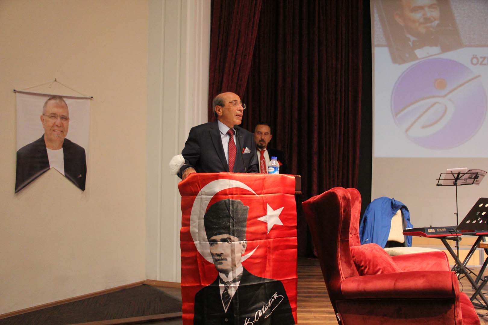 Profesör Turgut Göksoy pandemide hem şifa dağıttı, hem de şair oldu! Yazdığı şarkı sözleri yüreklere dokundu