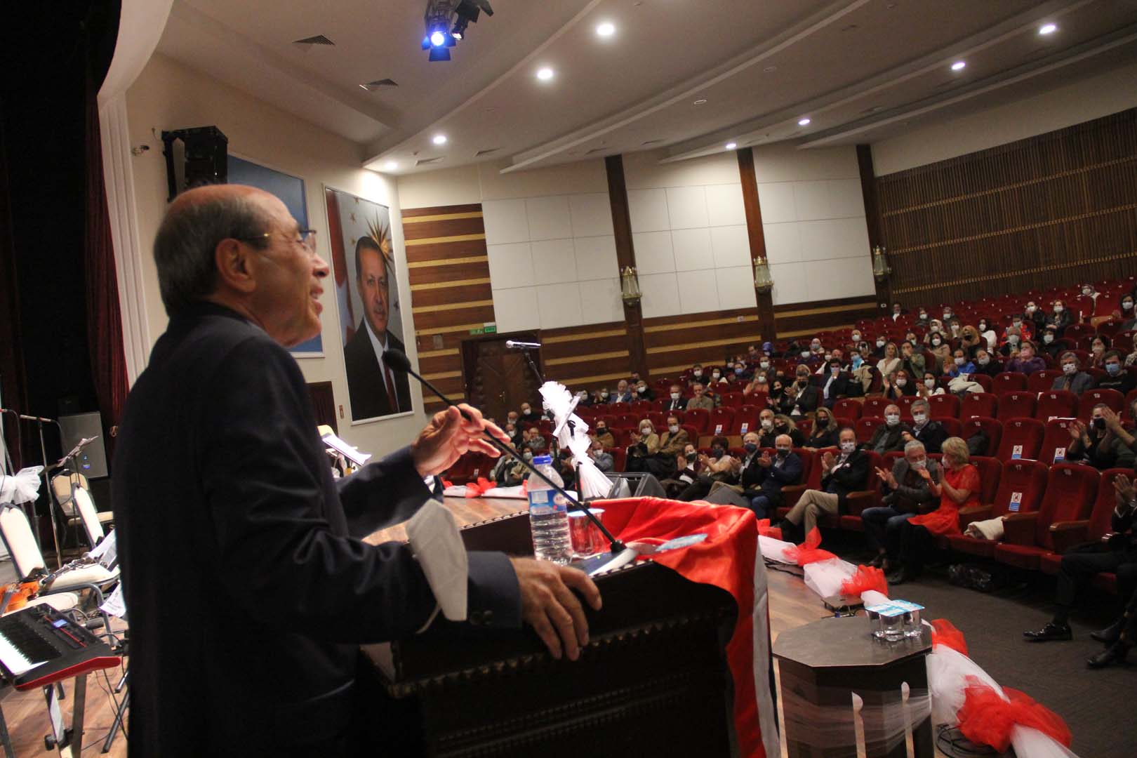 Profesör Turgut Göksoy pandemide hem şifa dağıttı, hem de şair oldu! Yazdığı şarkı sözleri yüreklere dokundu