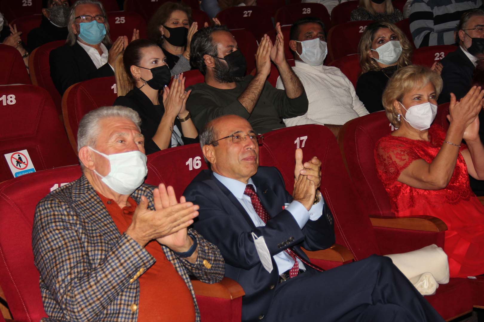 Profesör Turgut Göksoy pandemide hem şifa dağıttı, hem de şair oldu! Yazdığı şarkı sözleri yüreklere dokundu