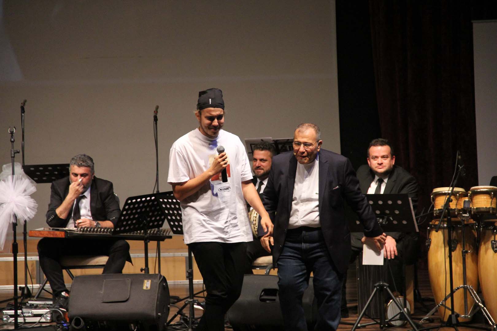 Profesör Turgut Göksoy pandemide hem şifa dağıttı, hem de şair oldu! Yazdığı şarkı sözleri yüreklere dokundu