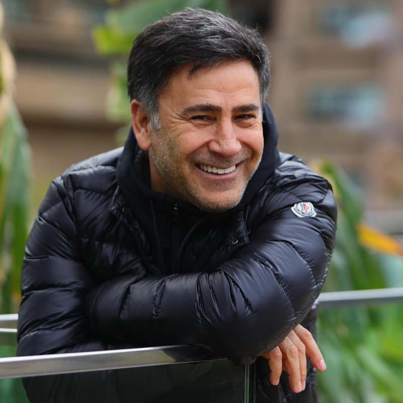 İzzet Yıldızhan tartışma yaratacak sözlere imza attı! Kızlarına eş seçme şansı tanımadığını açıklayarak Kızlarım flört hayatı yaşayamaz dedi!