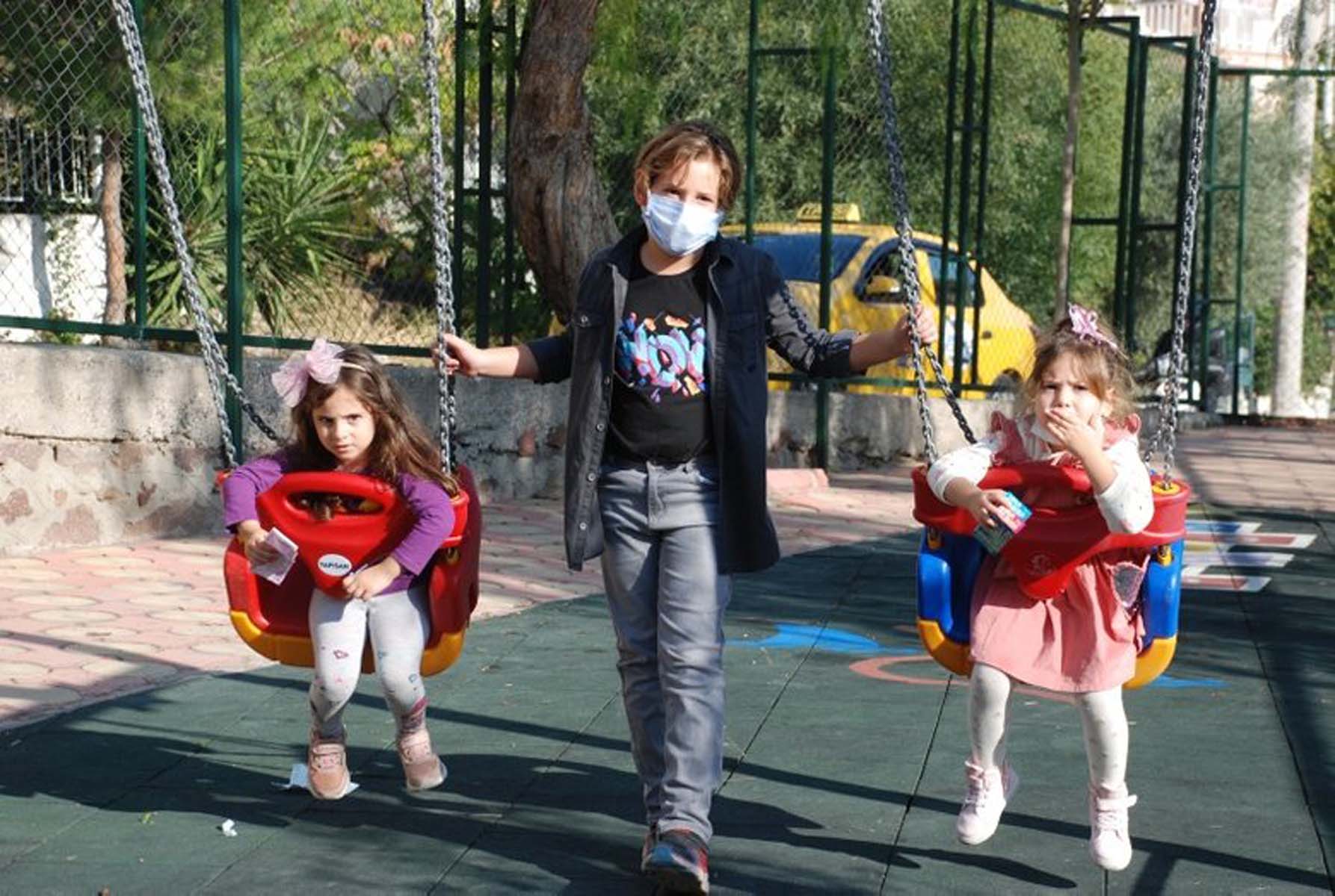 İzmir depreminin mucizesi Ayda Gezgin, annesinin adının verildiği parkta oynadı! Acılı baba: Keşke Ayda'yı burada eşimle beraber parkta oynatsaydık