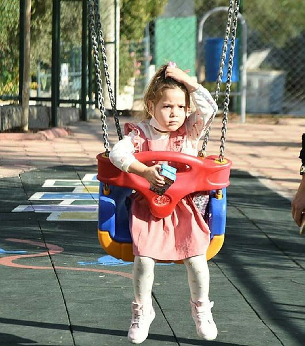 İzmir depreminin mucizesi Ayda Gezgin, annesinin adının verildiği parkta oynadı! Acılı baba: Keşke Ayda'yı burada eşimle beraber parkta oynatsaydık