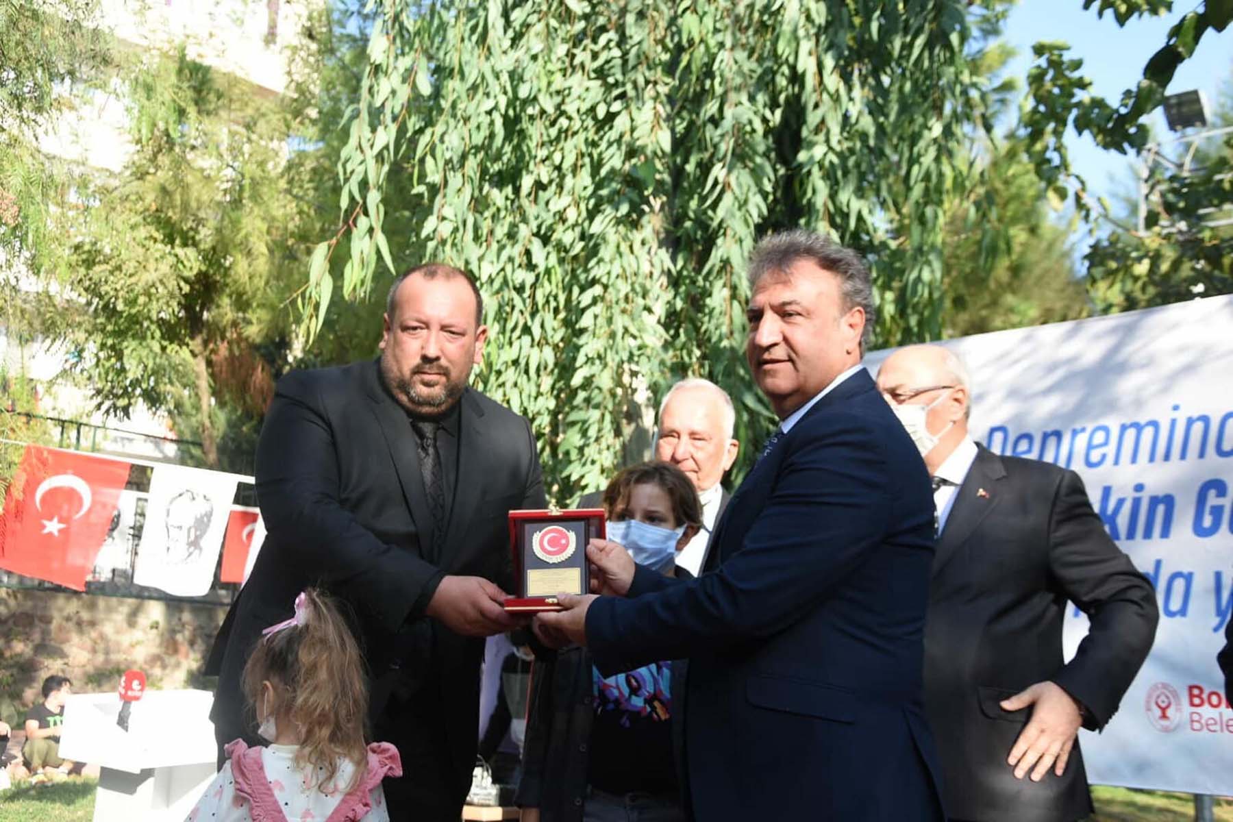 İzmir depreminin mucizesi Ayda Gezgin, annesinin adının verildiği parkta oynadı! Acılı baba: Keşke Ayda'yı burada eşimle beraber parkta oynatsaydık