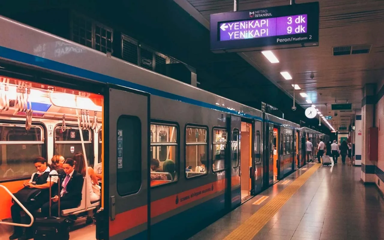 İstanbullular CHP'li İBB'den illallah etti: Bu defa İETT değil Metro arızaya geçti, vatandaşlar tünelde yürüdü!
