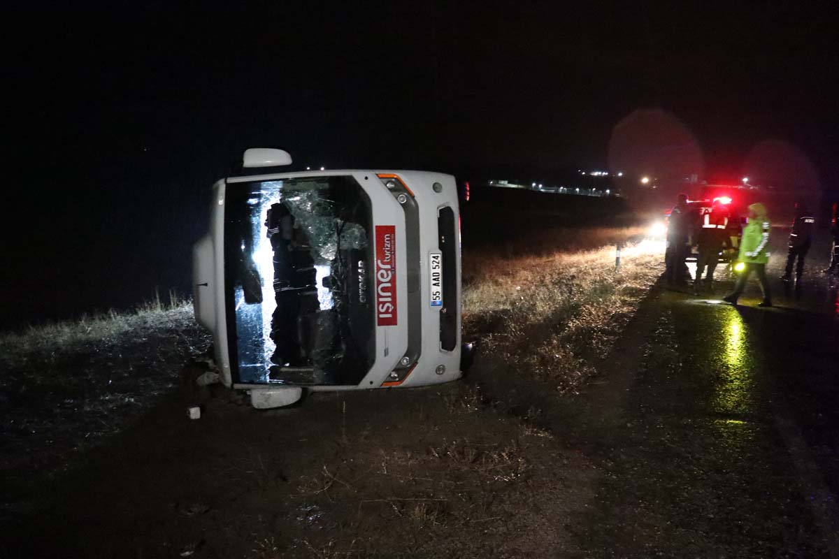 Sivas'ta feci kaza! Tur minibüsü devrildi! 1kişi hayatını kaybetti, çok sayıda yaralı var