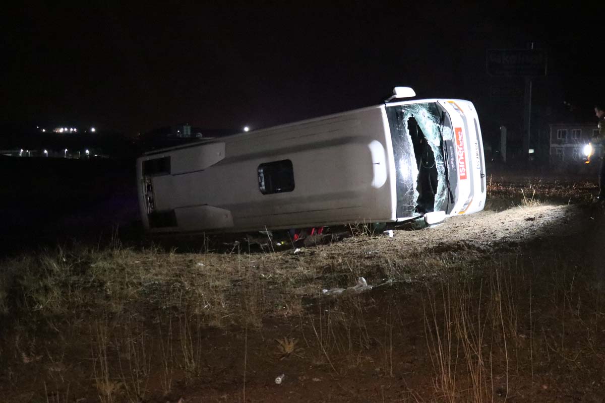 Sivas'ta feci kaza! Tur minibüsü devrildi! 1kişi hayatını kaybetti, çok sayıda yaralı var