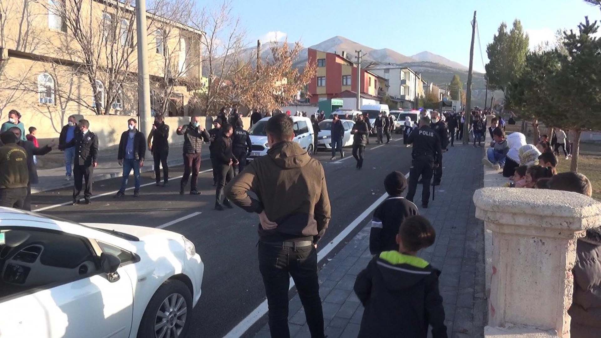 Erzurum Palandöken'de düğün öncesi kısır kavgası! Taş ve sopalar kullanıldı: 3 yaralı 