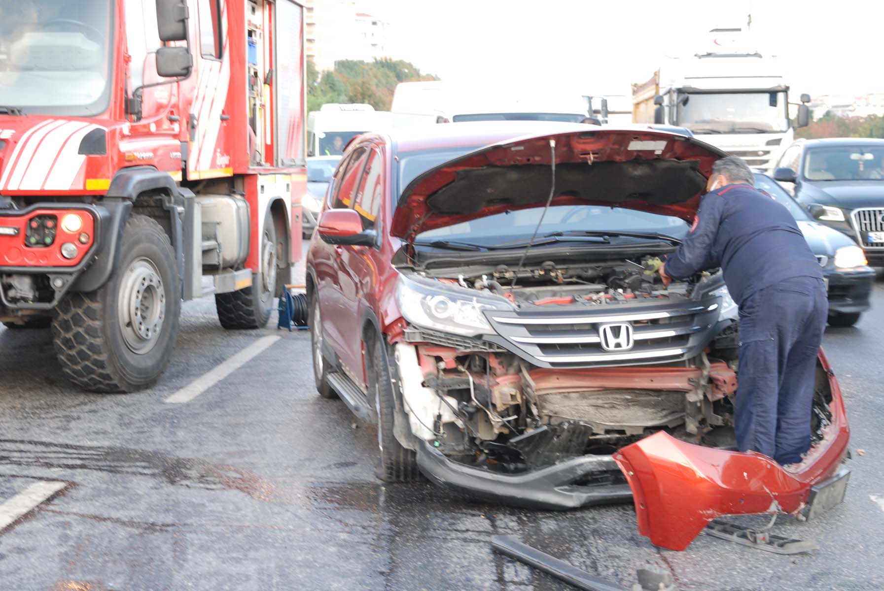 Ümraniye'de feci kaza! Bariyerlere çarptı, yola savruldu: 4 yaralı 