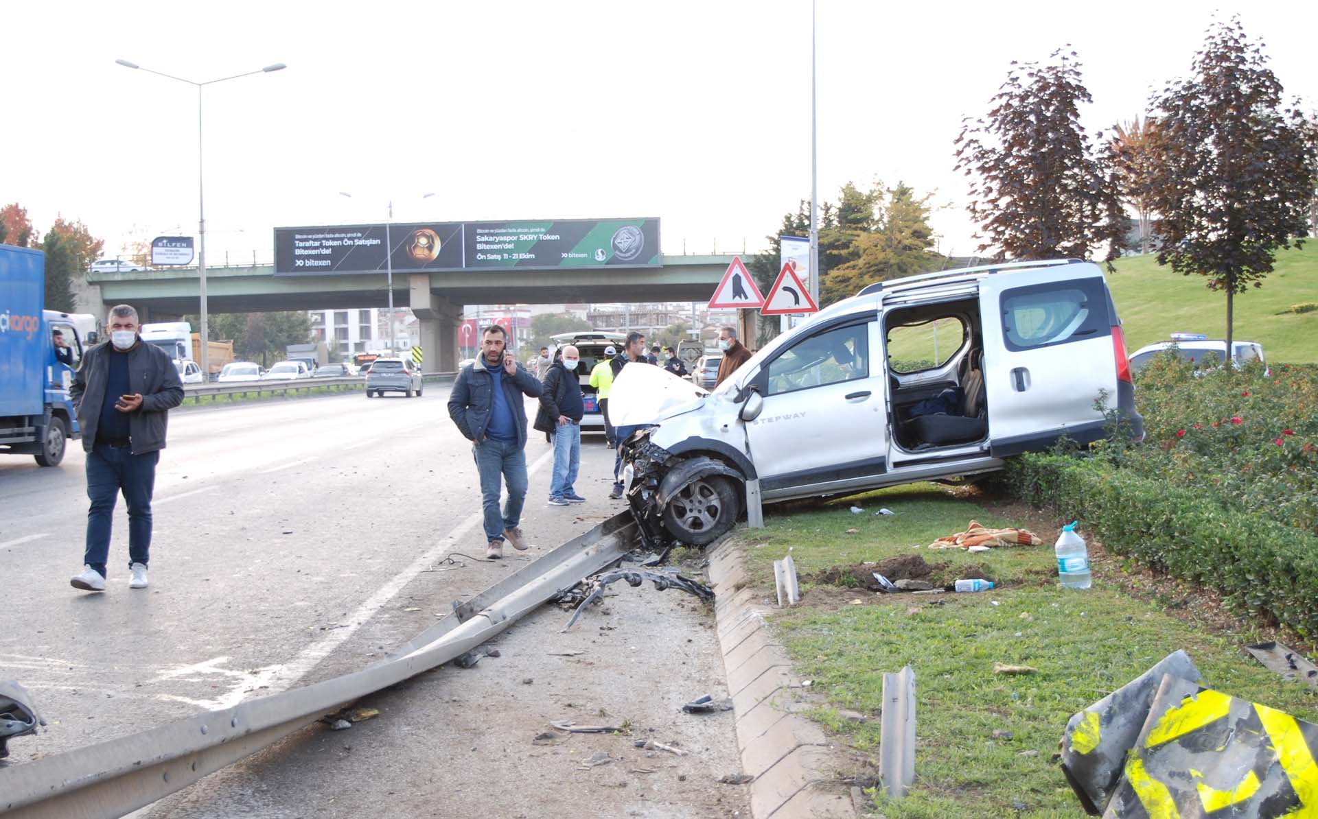 Ümraniye'de feci kaza! Bariyerlere çarptı, yola savruldu: 4 yaralı 