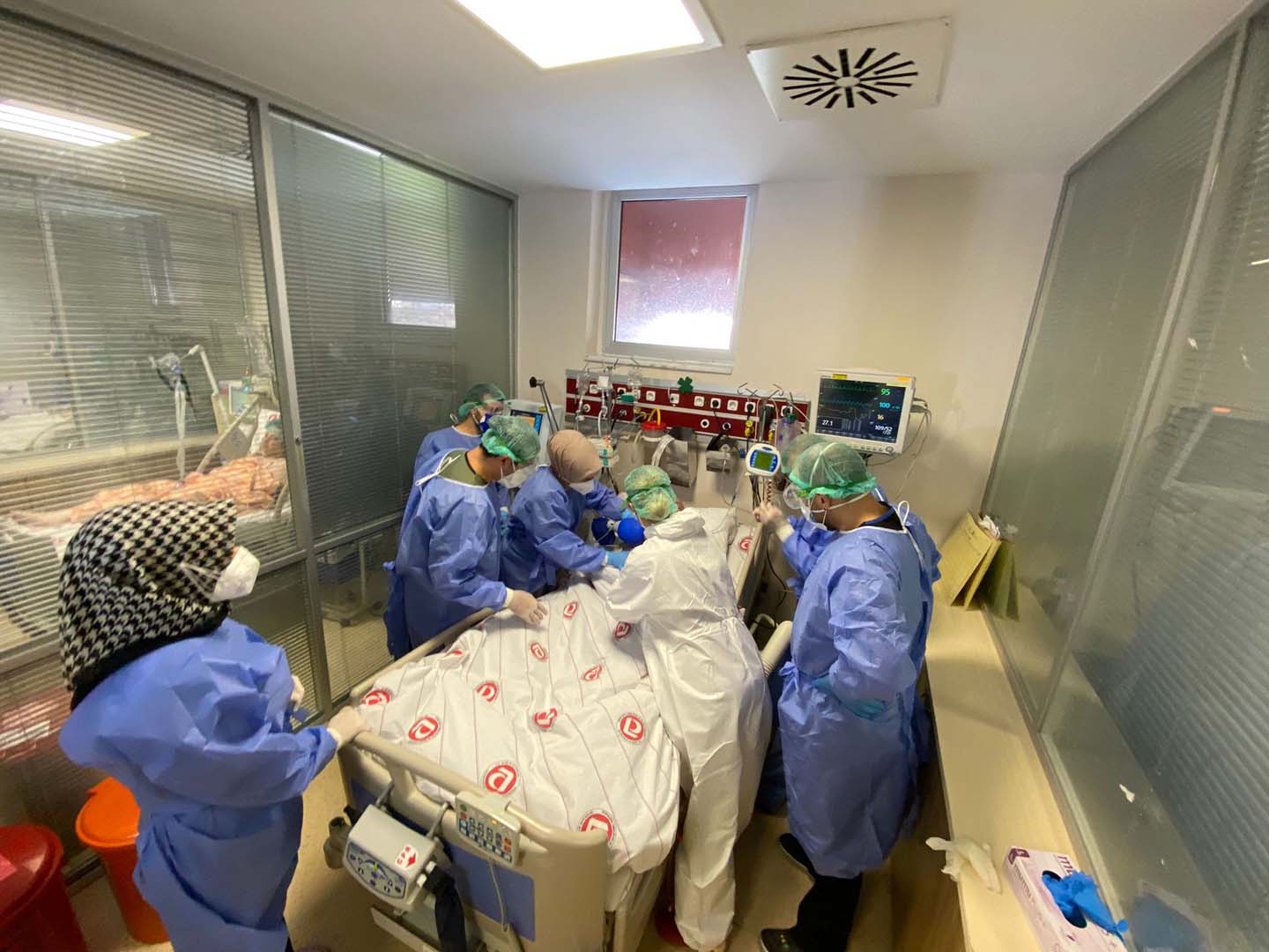 Yoğun bakımdaki koronavirüs hastaları kamerayla takip altında! Anlık müdahale edilebiliyor