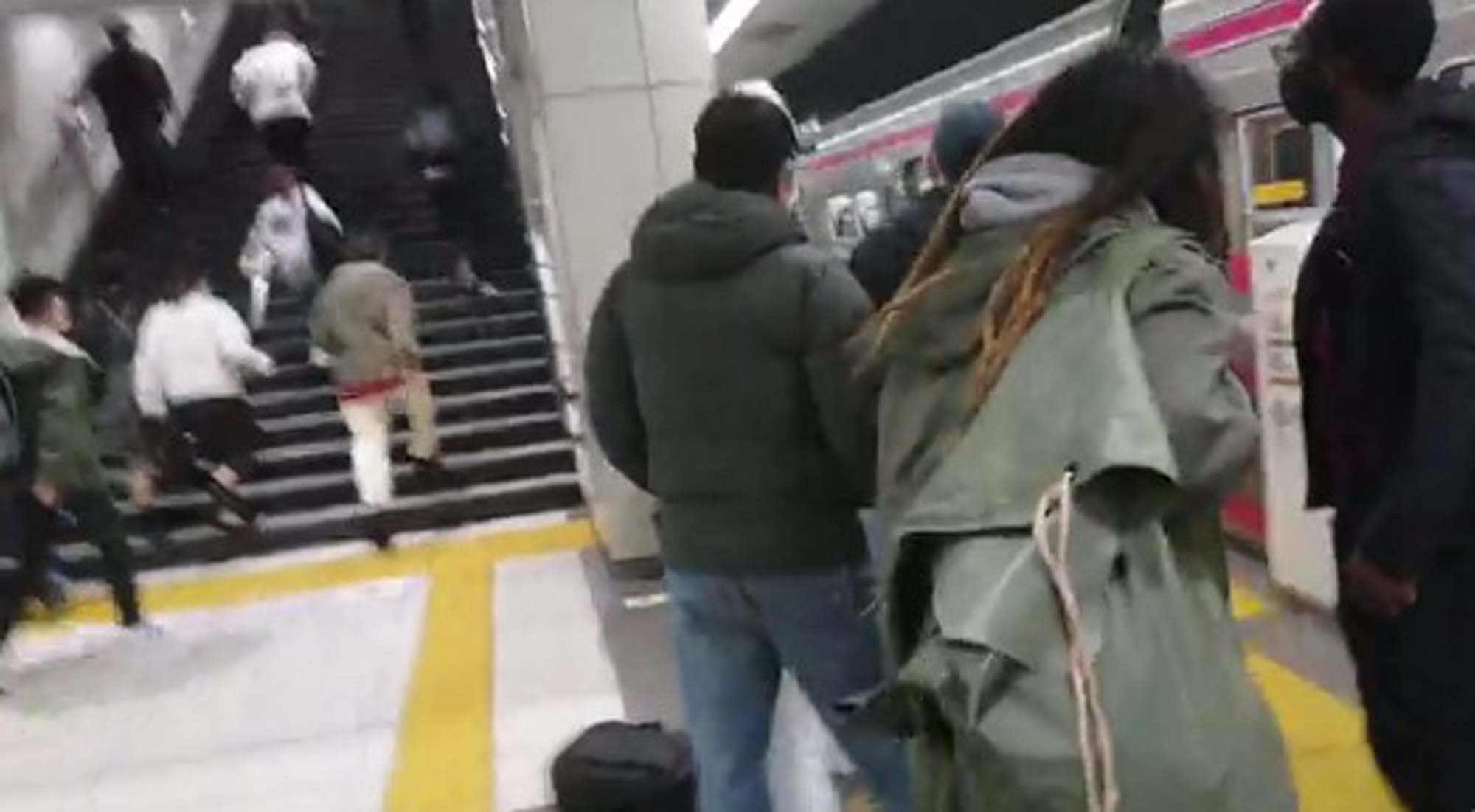 Önce treni ateşe verdi sonra önüne geleni bıçakladı! Gözü dönmüş saldırgan gözaltına alındı