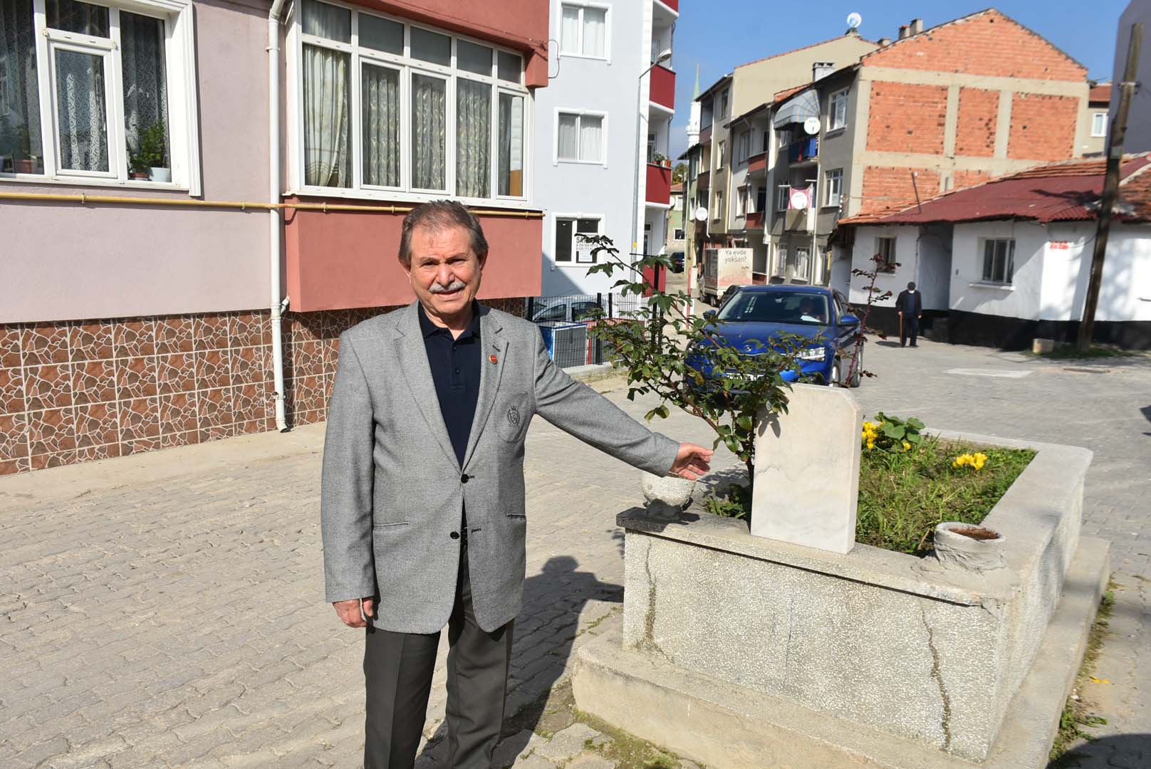 Edirne'de yol ortasındaki mezarın sahibi bilinmiyor! Görenleri hayrete düşürüyor