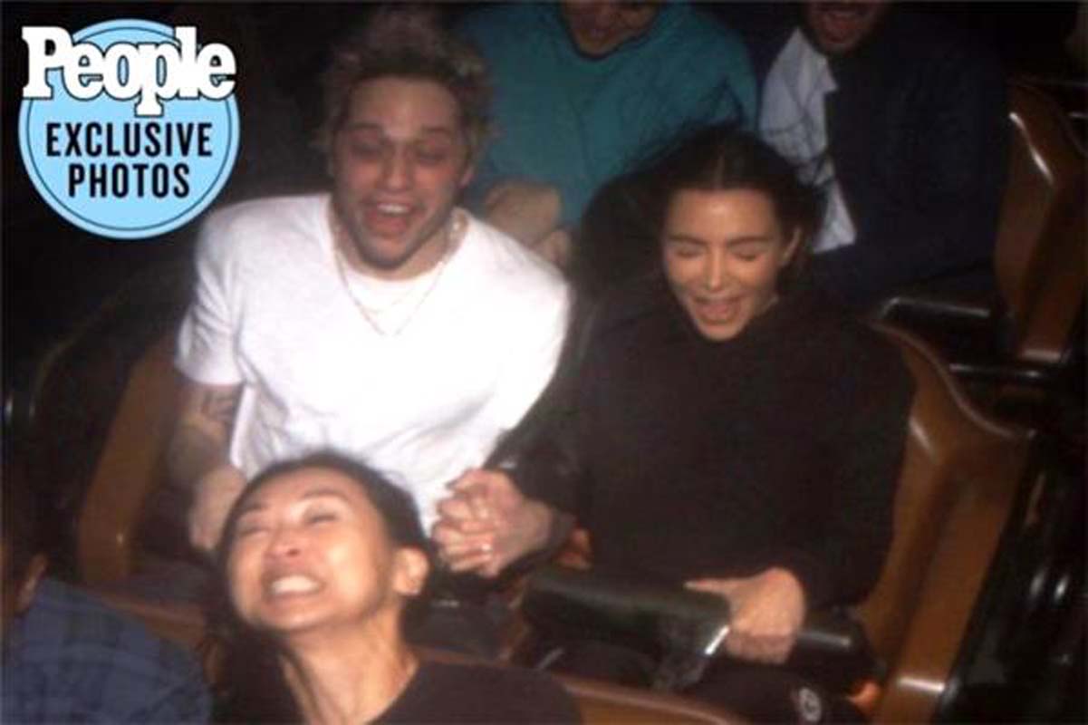 Kim Kardashian, Kanye West'ten boşanmayı bekleyemedi! Kendisinden 14 yaş küçük sevgilisiyle canlı yayında öpüştü!