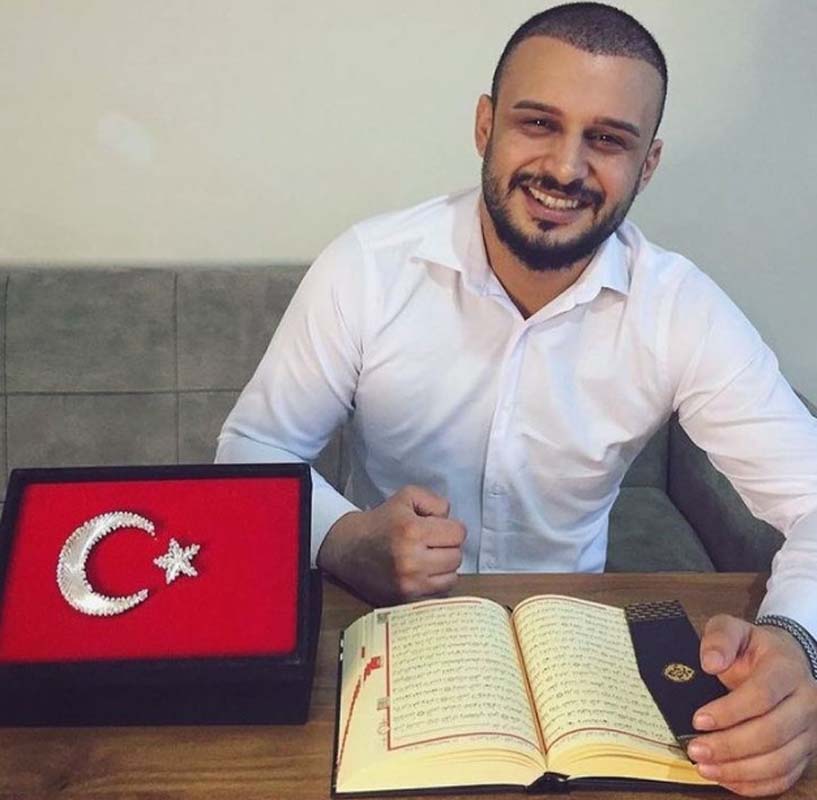 Homofobik değilim diyerek paylaştı! PAU olarak tanınan şarkıcı Ayhan Ulu eşcinsellere tepkisini sosyal medya hesabından dile getirdi!