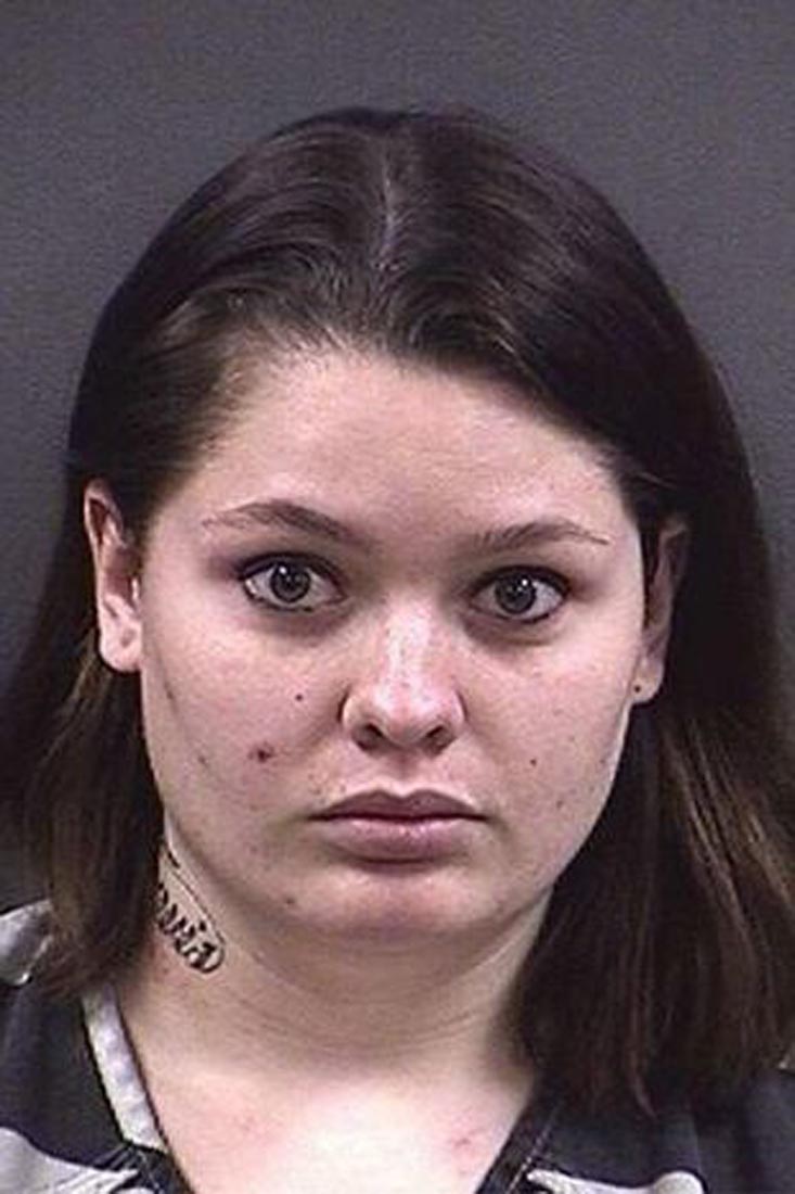 İğrençlikte sınır tanımadılar! Kız kardeşler babalarıyla yatmak için yarıştı! Baba kendisiyle seks yapan 20 yaşındaki kızı ile evlendi!