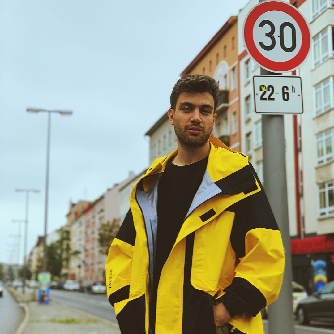 Farah Zeynep Abdullah karantinada aşka geldi! DJ Artz ile romantik pozunu paylaştı! İlk kavgada arşivlenir