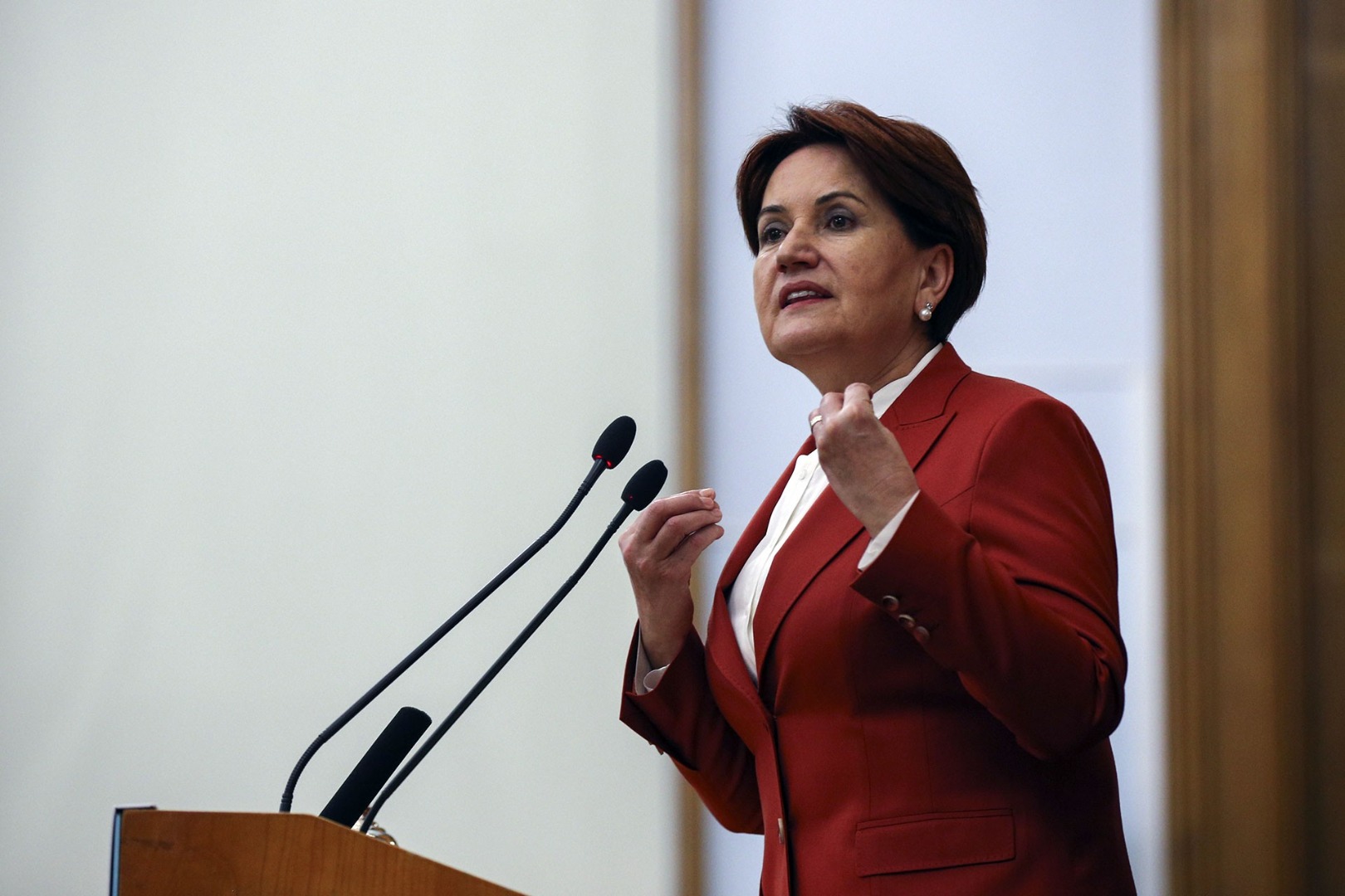 Meral Akşener fena gaf yaptı! Abdullah Öcalan'a sayın dedi, uyarı alınca, özür diledi: Bebek katiline...