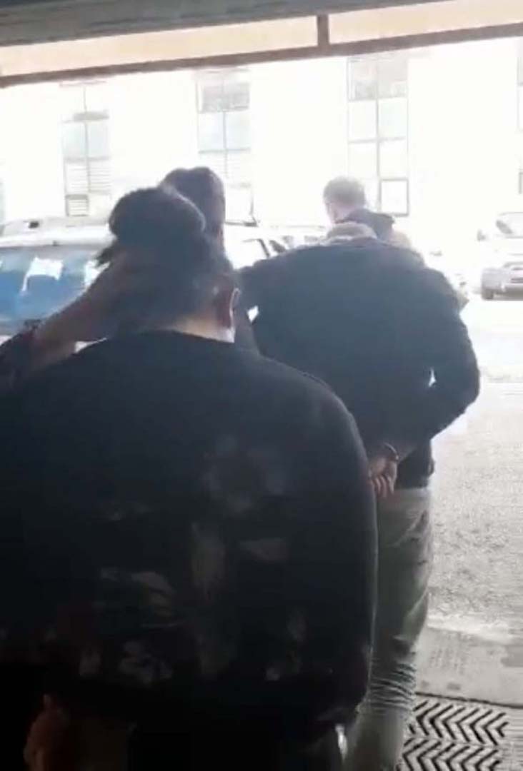 Yakın arkadaşı dini nikahlı eşine sarkıntılıkta bulundu! Döverek öldürdü!