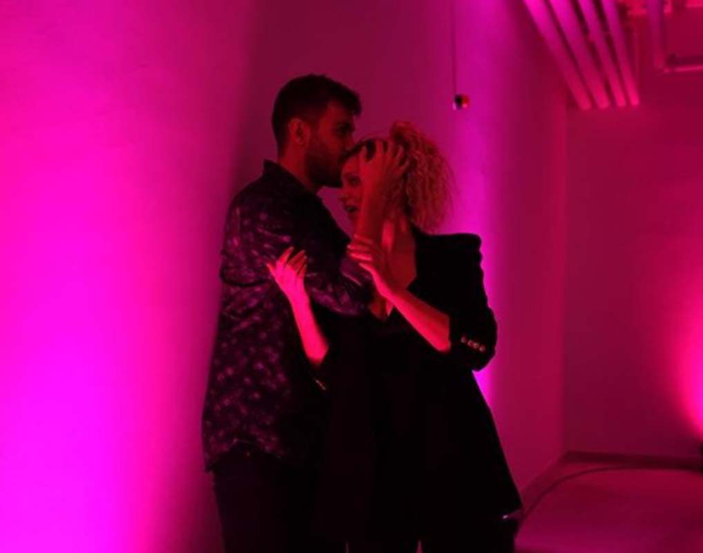 Farah Zeynep Abdullah karantinada aşka geldi! DJ Artz ile romantik pozunu paylaştı! İlk kavgada arşivlenir