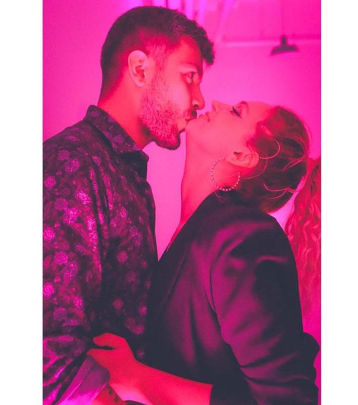 Farah Zeynep Abdullah karantinada aşka geldi! DJ Artz ile romantik pozunu paylaştı! İlk kavgada arşivlenir