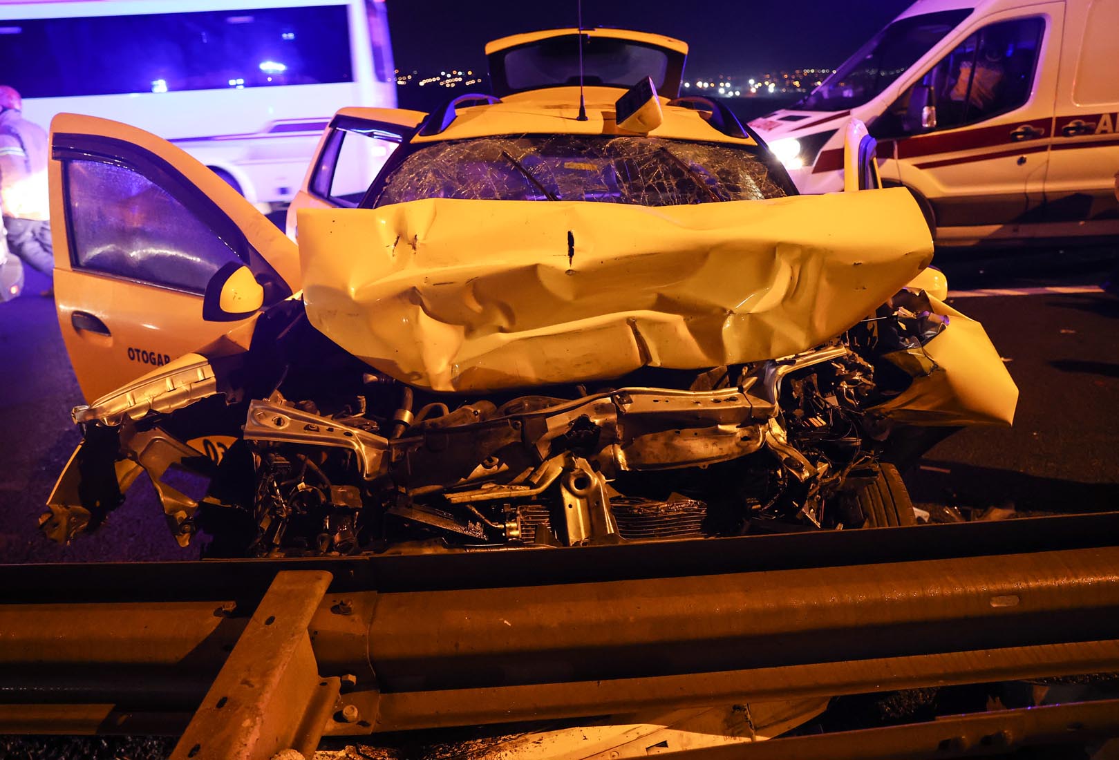 TEM'de feci kaza! 9 yolculu ticari taksi akaryakıt tankerine çarptı: 10 yaralı