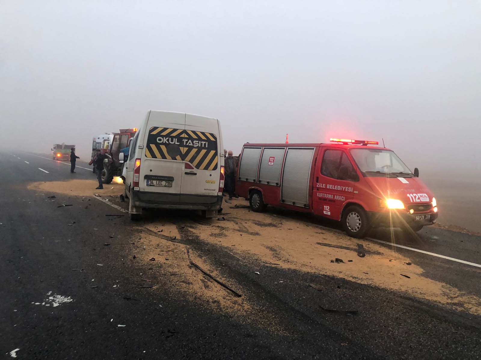 Tokat Zile'de korkunç kaza! Okul servisi, otomobil ve traktör çarpıştı: 1 ölü, 9 öğrenci yaralı 