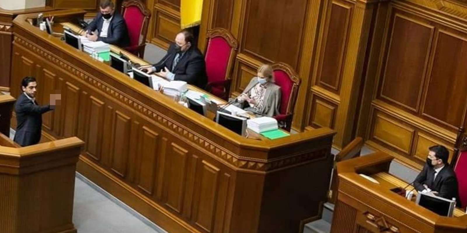 Parlamento'da ipler gerildi! El hareketi yapıp kürsüyü terk etti