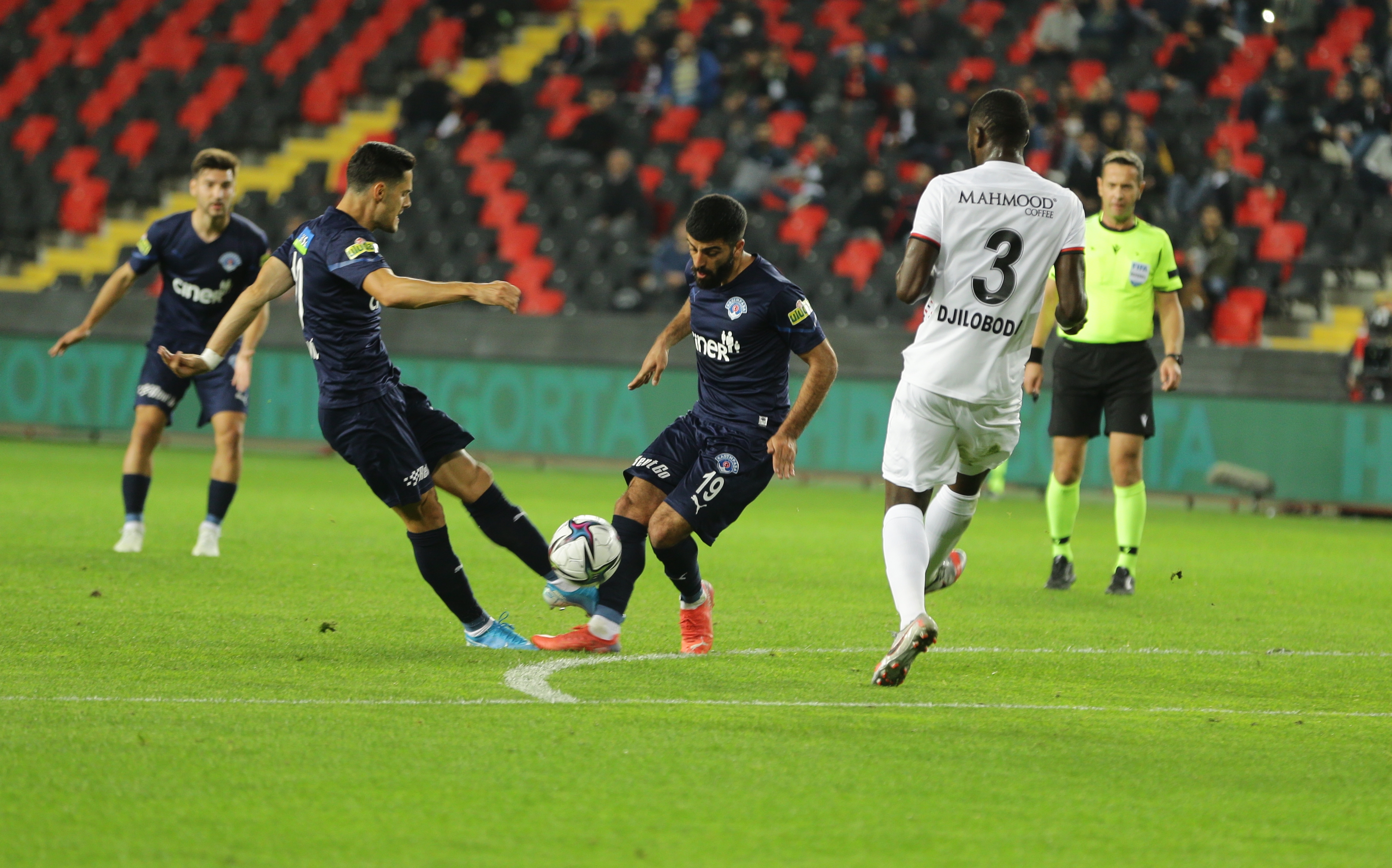 Gaziantep FK- Kasımpaşa karşılaşmasında hakem maçı erken bitirdi, duşta olan oyuncuları geri çağırdı!