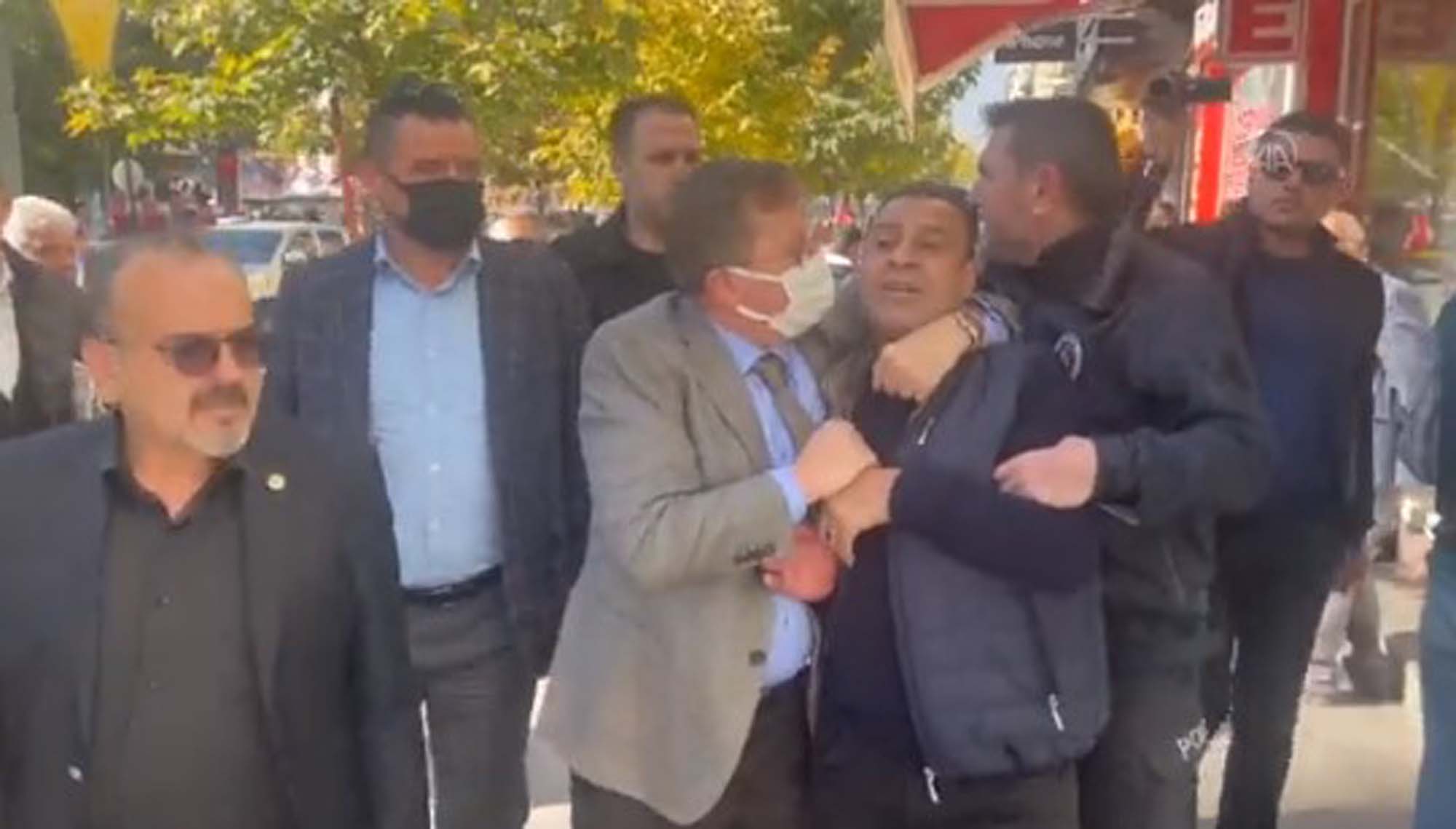 İYİ Parti Grup Vekili Lütfü Türkkan, şehit yakınına küfür etti! Sus yoksa senin bacını s.....