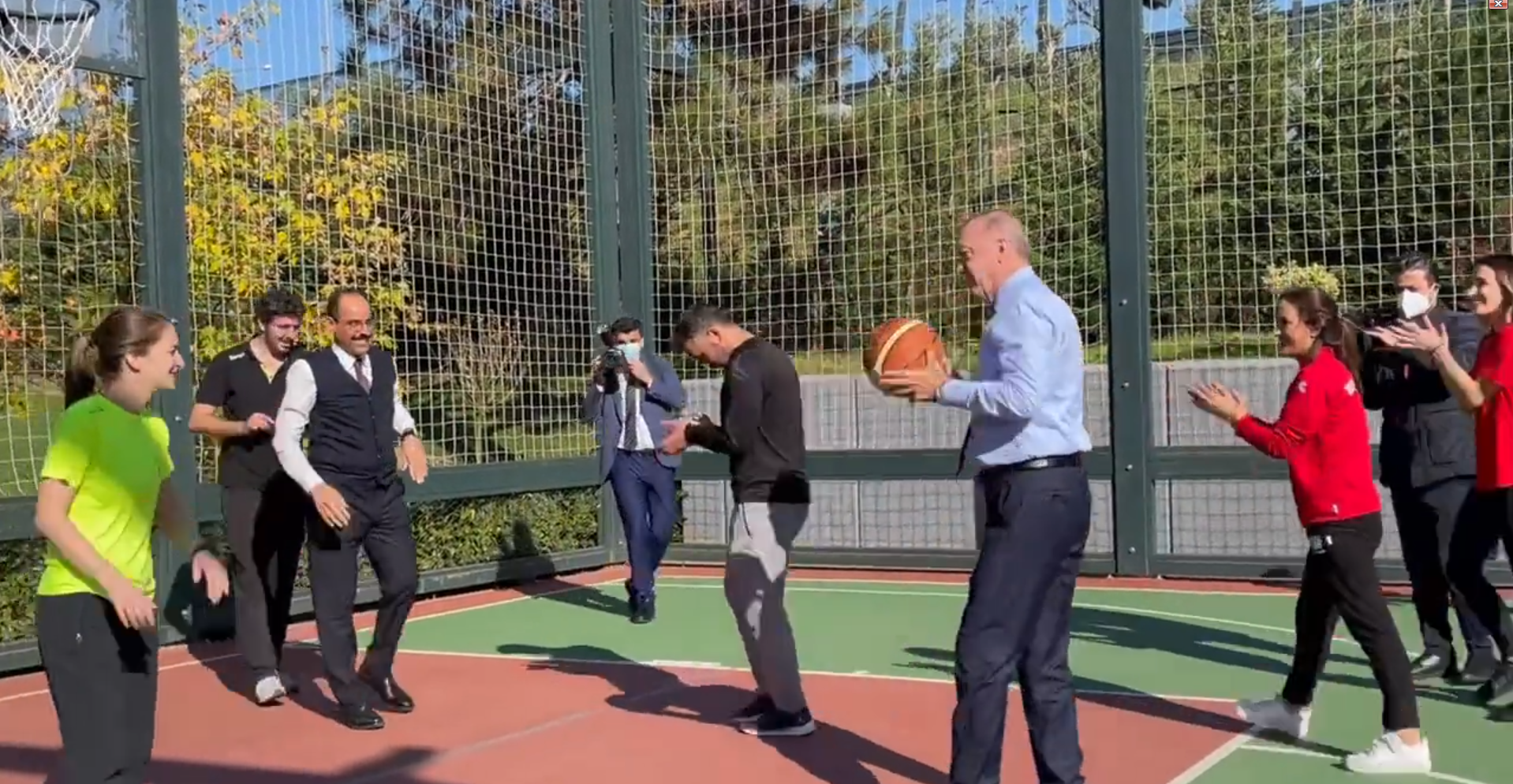 Cumhurbaşkanı Erdoğan'ın son görüntüsü algı yapanları çıldırtacak! Gençlerle basketbol oynadı