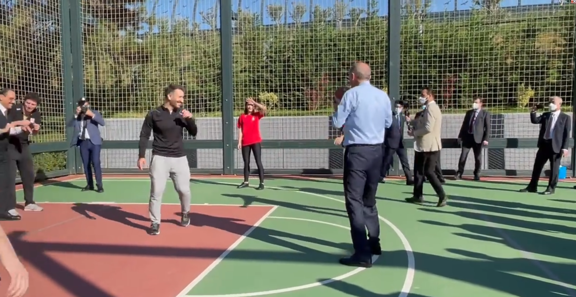 Cumhurbaşkanı Erdoğan'ın son görüntüsü algı yapanları çıldırtacak! Gençlerle basketbol oynadı