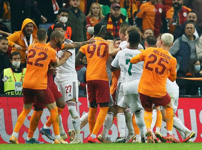 Galatasaray - Lokomotiv Moskova maçında çift sarı kart olayı! Kural hatası var mı? Maç tekrar edilecek mi?