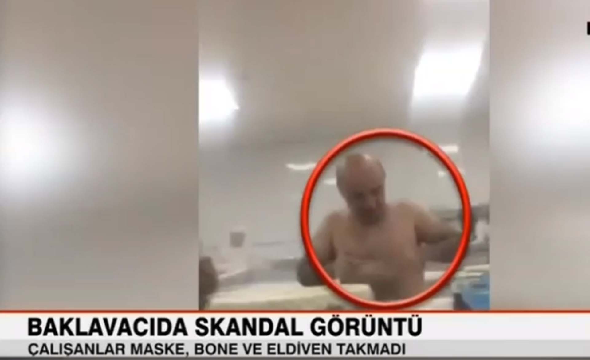 Adıyaman'da baklavacıda skandal görüntüler! Biri yarı çıplak çalıştı, diğeri tütün sardı! 