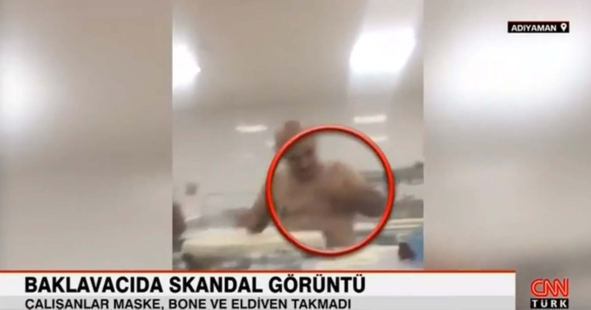 Adıyaman'da baklavacıda skandal görüntüler! Biri yarı çıplak çalıştı, diğeri tütün sardı! 