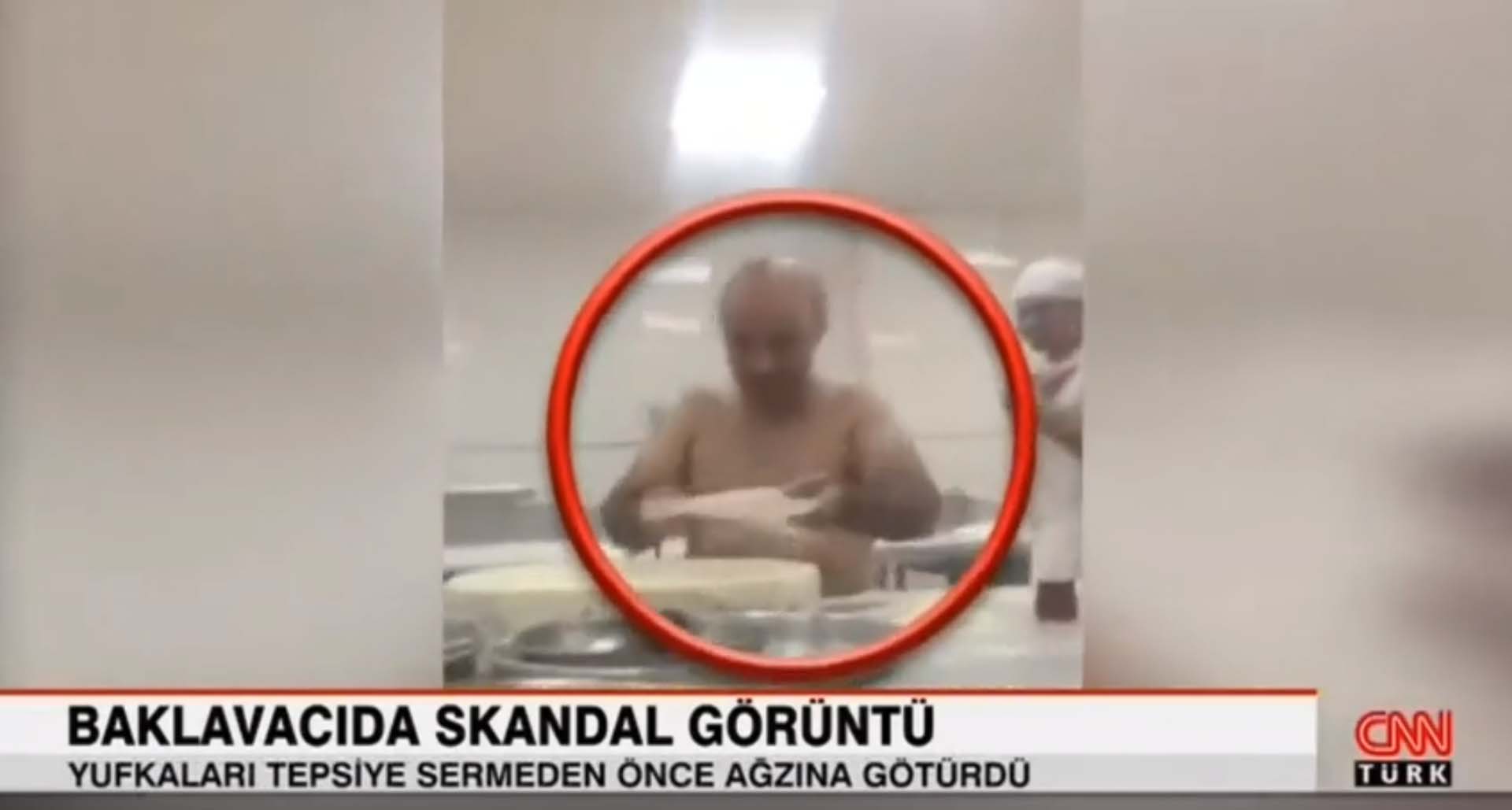 Adıyaman'da baklavacıda skandal görüntüler! Biri yarı çıplak çalıştı, diğeri tütün sardı! 