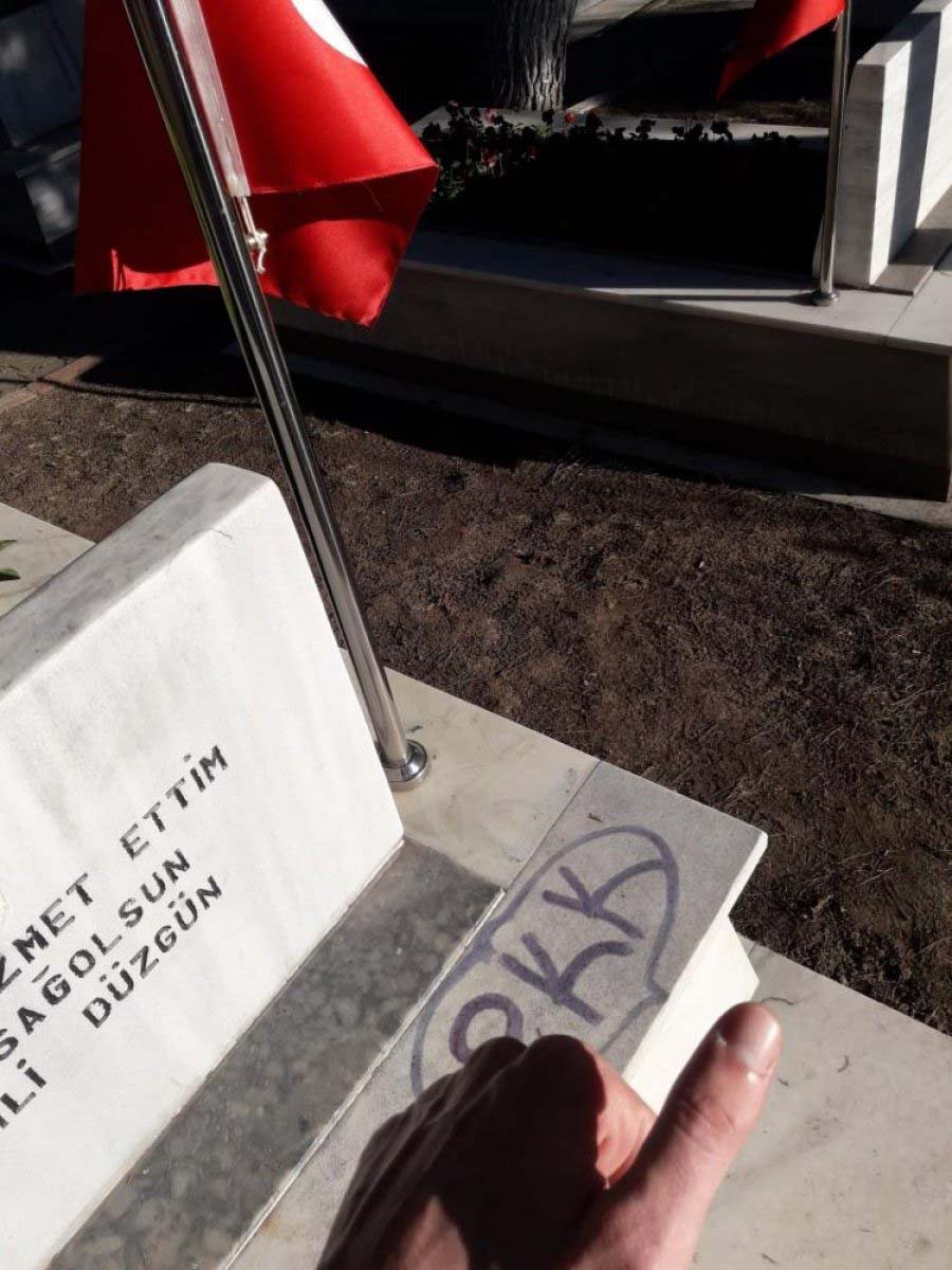 Kocaeli'de şehit mezarına çirkin saldırı! Terör örgütünün adını yazdılar! Şehit babası 