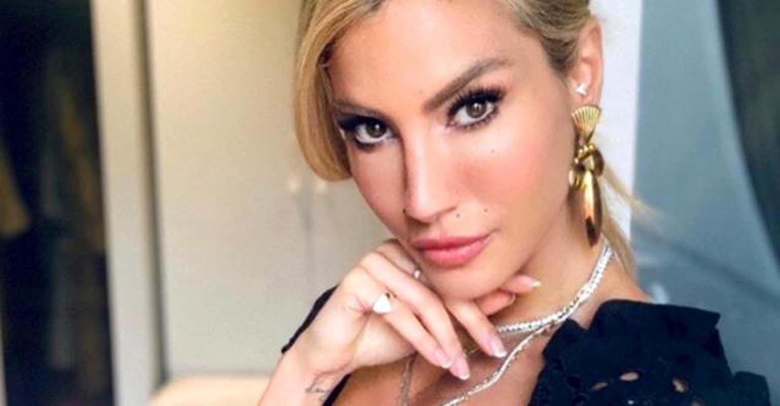 Çağla Şıkel gecelere aktı! Yanındaki gizemli erkek kim? Görüntülenmesi bile keyfini kaçırmadı!